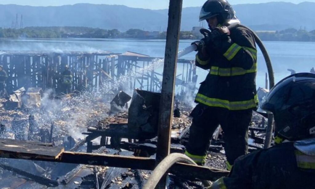 Famílias vítimas de incêndio em Santos recebem auxílio do Governo do Estado