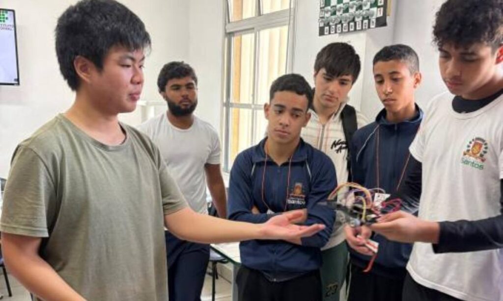 Feira de Profissões envolve centenas de alunos de Santos com oficinas, palestras e visitas