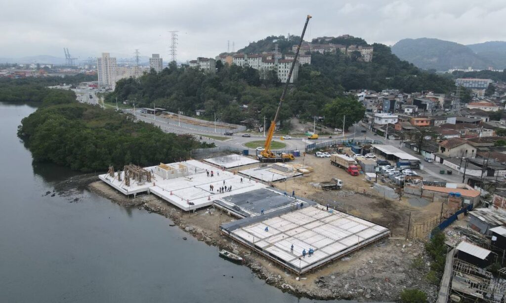 Parque Palafitas em Santos inicia montagem do primeiro prédio sobre a maré